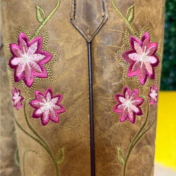 Circle G Embroidered Tan Cowboy Boots with Pink Flowers Snip Toe  NWOT Size 9.5 - Picture 5 of 16